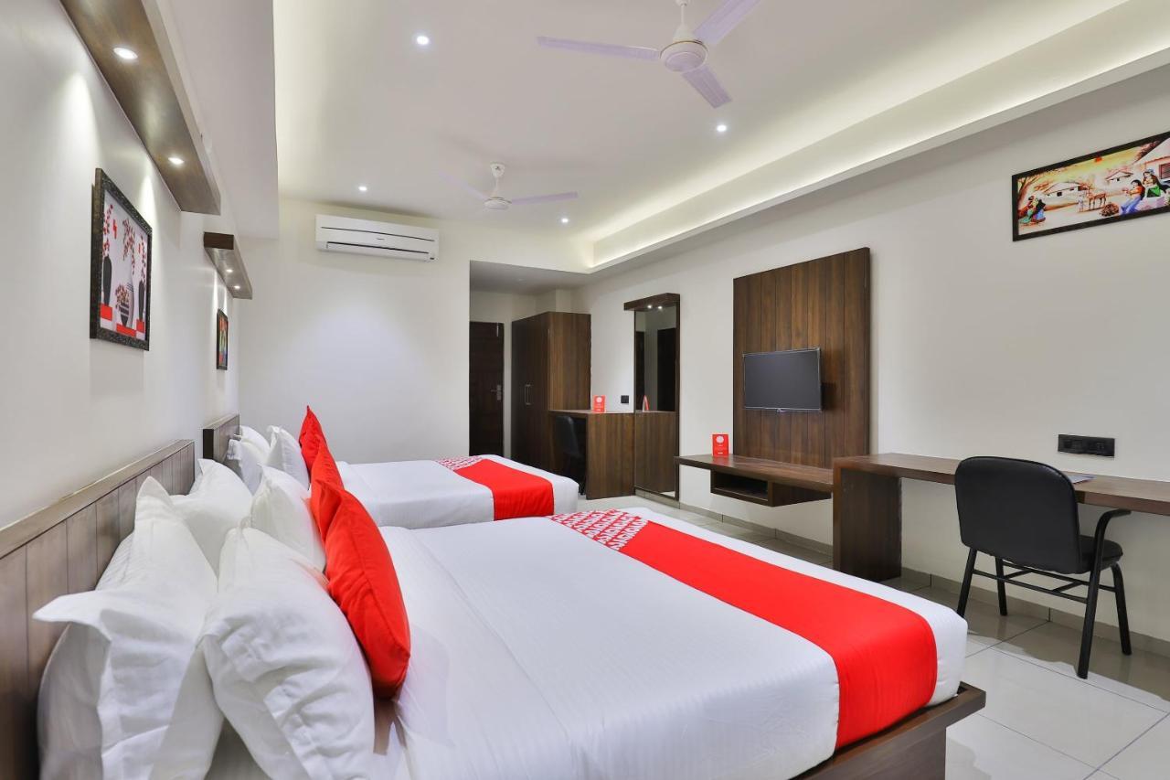 Oyo 16604 Hotel Sparsh Inn Ахмедабад Екстер'єр фото